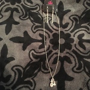 Beautiful BRAND NEW Earring and Necklace Set